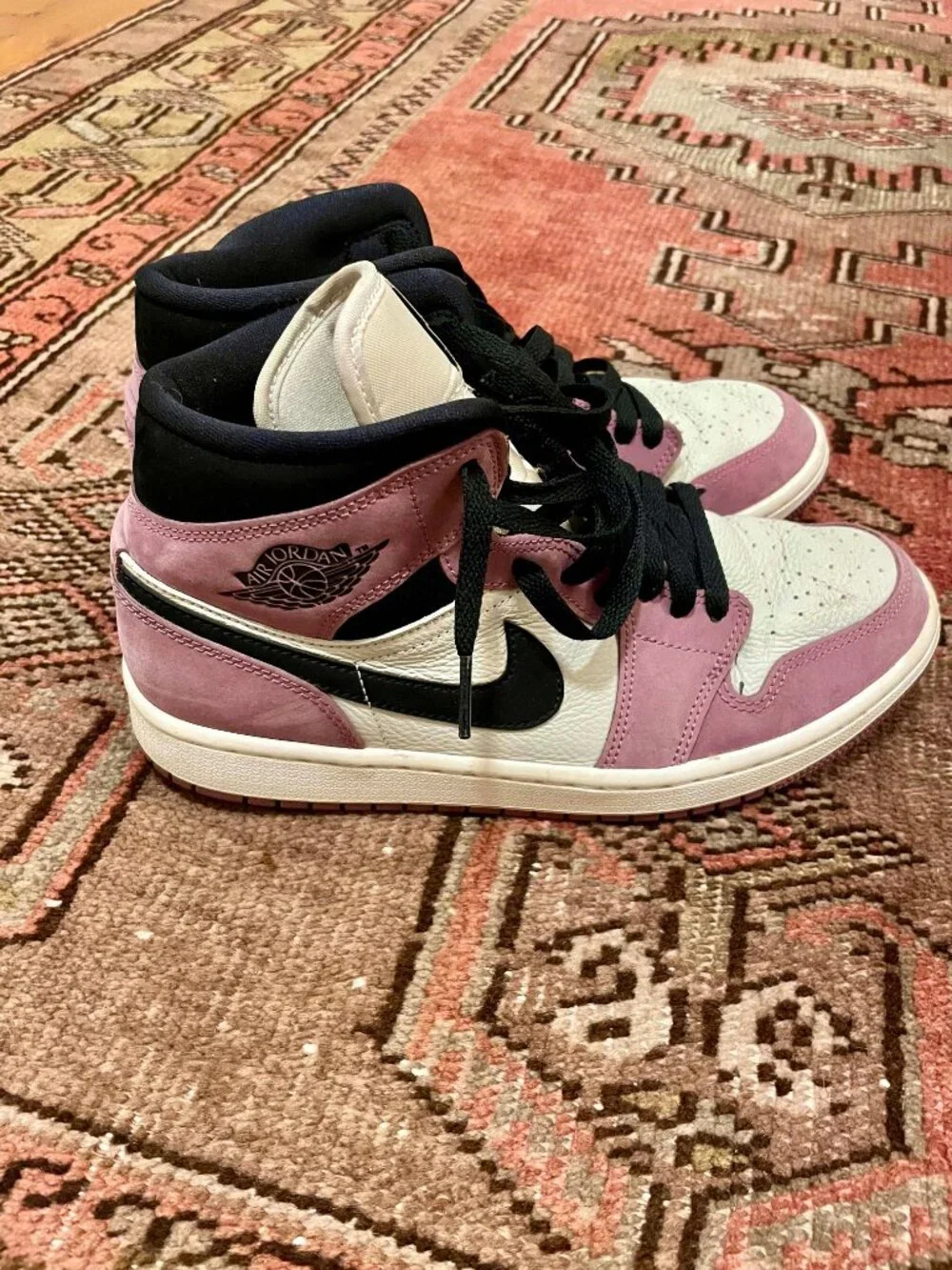 Authentic Womens Air Jordan 1 Mid SE in Mulberry size 8.5